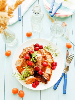 Kızarmış domuz kaburga ahududu ve biberiye ile. Sığ dof.