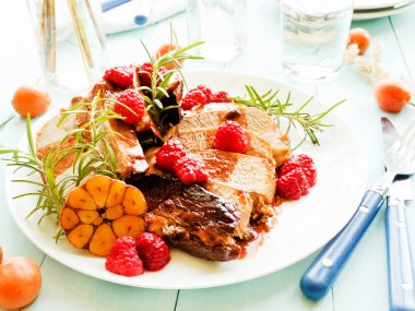 Kızarmış domuz kaburga ahududu ve biberiye ile. Sığ dof.