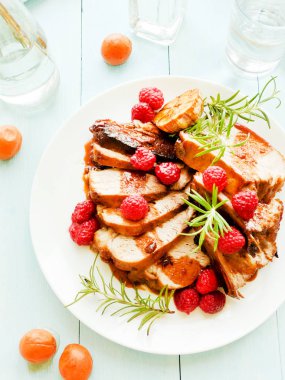 Kızarmış domuz kaburga ahududu ve biberiye ile. Sığ dof.