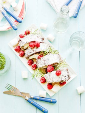 Brownie rulo eritilmiş marshmallow ile dolu. Sığ dof.