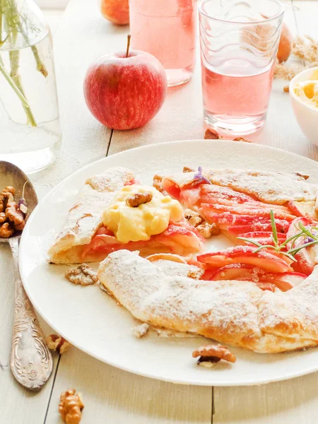 Apple Galette'ye muhallebi krem ve komposto ile. Sığ dof.