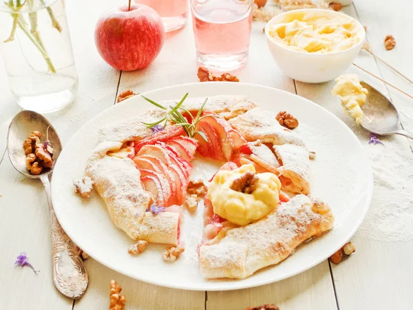 Apple Galette'ye muhallebi krem ve komposto ile. Sığ dof.