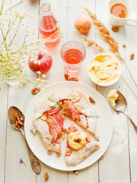 Apple Galette'ye muhallebi krem ve komposto ile. Sığ dof.