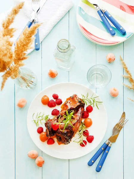 Kızarmış domuz kaburga ahududu ve biberiye ile. Sığ dof.