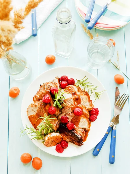 Kızarmış domuz kaburga ahududu ve biberiye ile. Sığ dof.