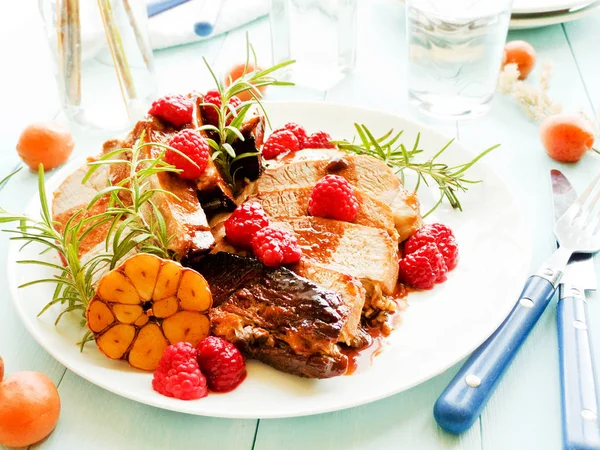 Kızarmış domuz kaburga ahududu ve biberiye ile. Sığ dof.