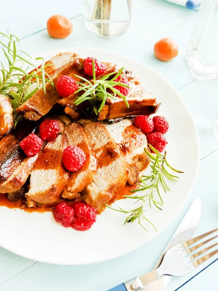 Kızarmış domuz kaburga ahududu ve biberiye ile. Sığ dof.