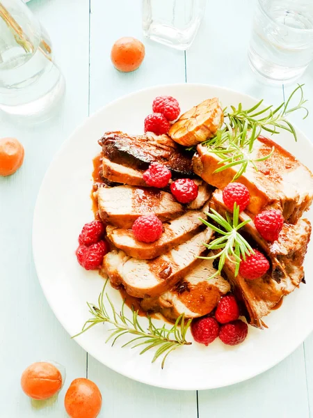 Kızarmış domuz kaburga ahududu ve biberiye ile. Sığ dof.