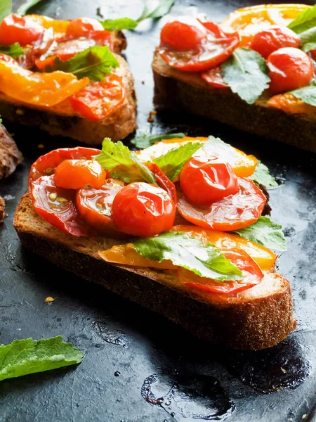 Toasts Avec Différents Types Tomates Dof Peu Profond — Photo