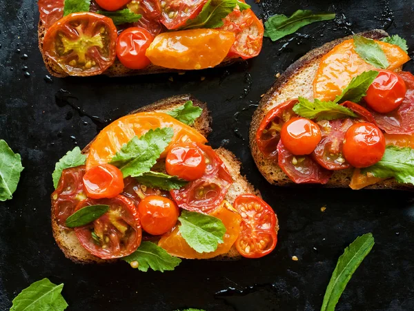 Torradas Com Diferentes Tipos Tomates Dof Rasa — Fotografia de Stock