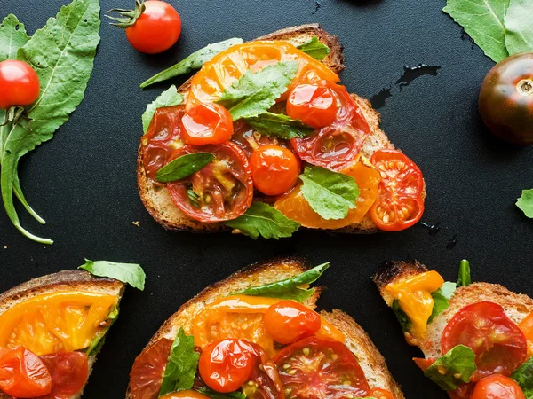 Toasts Mit Verschiedenen Tomaten Flacher Dof — Stockfoto