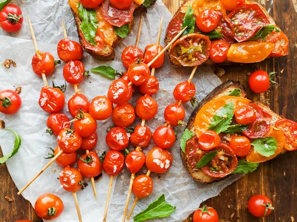 Toasts Mit Verschiedenen Tomaten Und Gebackenen Tomatenspießen Flacher Dof — Stockfoto