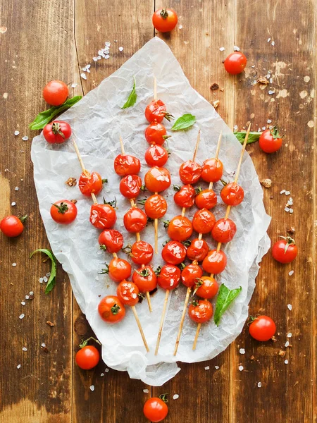 Pomidor Szaszłyk Soli Morskiej Papierze Płytkie Dof — Zdjęcie stockowe