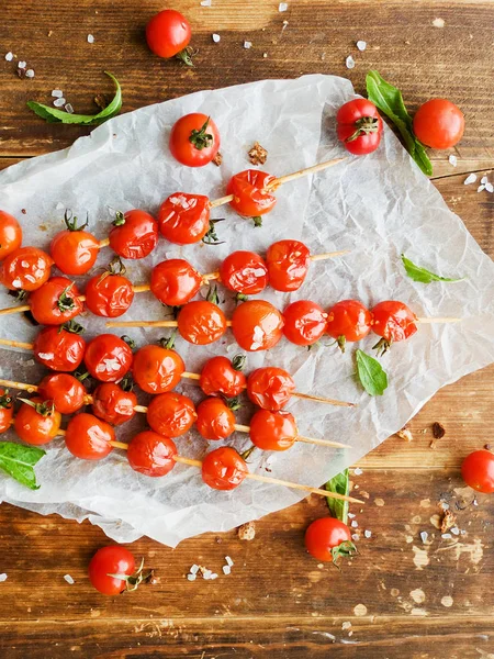 Espetos Tomate Cereja Com Sal Marinho Papel Dof Rasa — Fotografia de Stock