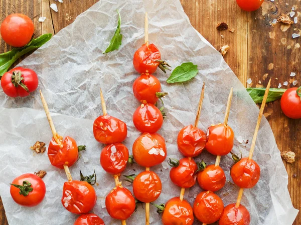 Espetos Tomate Cereja Com Sal Marinho Papel Dof Rasa — Fotografia de Stock