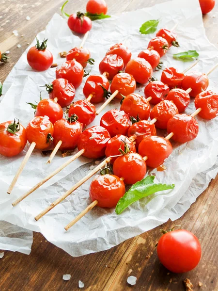 Espetos Tomate Cereja Com Sal Marinho Papel Dof Rasa — Fotografia de Stock