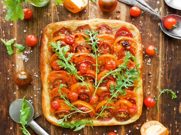 Tartilla Rajčaty Karamelizovaná Cibule Rukolou Mělké Dof — Stock fotografie