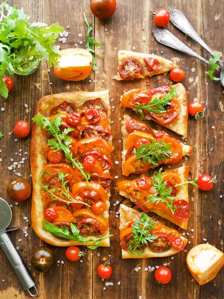 Tartilla Mit Tomaten Karamellisierten Zwiebeln Und Rucola Flacher Dof — Stockfoto
