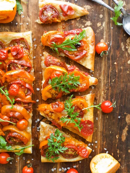 Tartilla Met Gekarameliseerde Tomaten Rucola Ondiepe Dof — Stockfoto