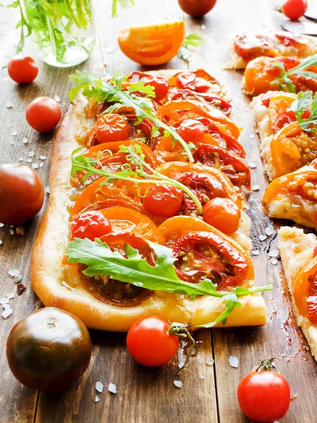 Tartilla Mit Tomaten Karamellisierten Zwiebeln Und Rucola Flacher Dof — Stockfoto