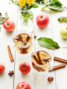 Elma ve tarçın ile cam. Sığ dof.