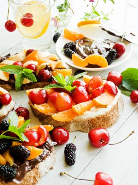 Çikolata ve çilek ve meyve ile yayıldı peynirle tost. Sığ dof.