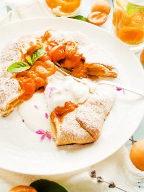 Apple Galette'ye muhallebi krem ve komposto ile. Sığ dof.