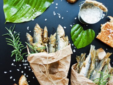 Gevrek hamsi balıkla deniz tuzu ve soya sosu. Sığ dof.