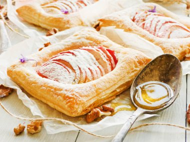 Apple bal ve krema puffs. Sığ dof.