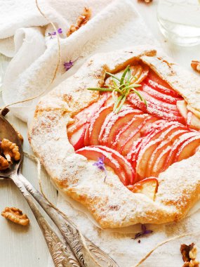 Apple Galette'ye muhallebi krem. Sığ dof.