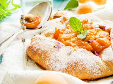 Kayısı Galette'ye pasta tatlı kayısı komposto ile.