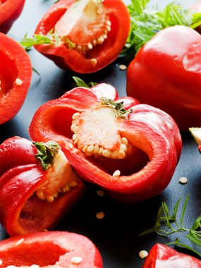 Kırmızı mum biber siyah arka plan üzerine dilimlenmiş. Sığ dof.