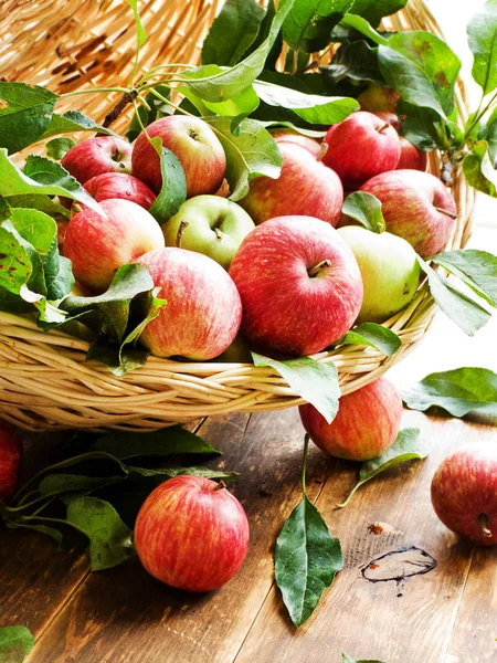 Pommes Rouges Mûres Avec Des Feuilles Sur Fond Bois Dof — Photo