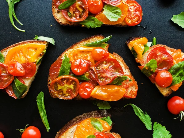Toasts Mit Verschiedenen Tomaten Flacher Dof — Stockfoto