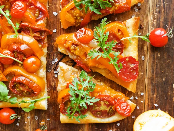 Tartilla Mit Tomaten Karamellisierten Zwiebeln Und Rucola Flacher Dof — Stockfoto