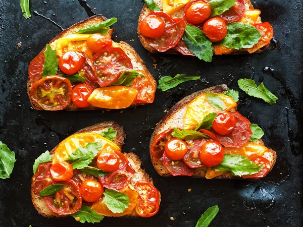 Torradas Com Diferentes Tipos Tomates Dof Rasa — Fotografia de Stock