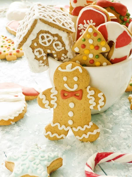 Χριστούγεννα Διακόσμηση Μελόψωμο Cookies Ένα Φλιτζάνι Ρηχά Dof — Φωτογραφία Αρχείου