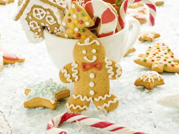 圣诞节在杯子里装饰姜饼饼干 Dof — 图库照片