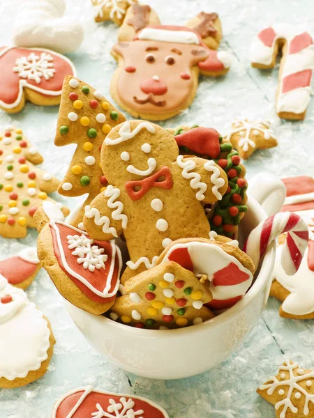 Biscoitos Gengibre Decorados Natal Uma Xícara Dof Rasa — Fotografia de Stock