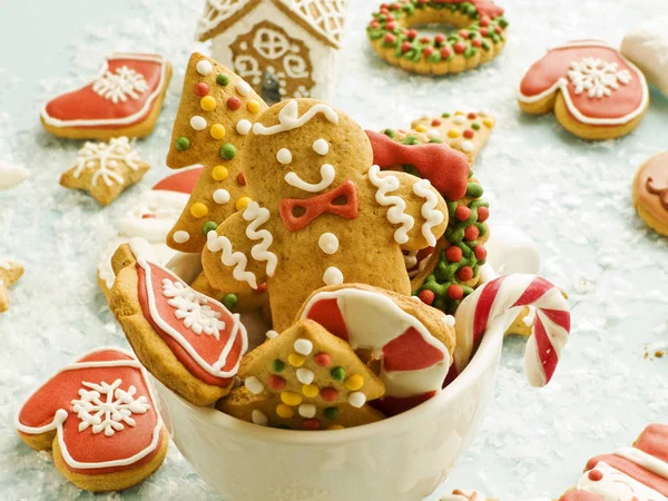 Biscoitos Gengibre Decorados Natal Uma Xícara Dof Rasa — Fotografia de Stock