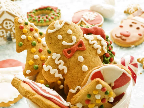 圣诞节在杯子里装饰姜饼饼干 Dof — 图库照片