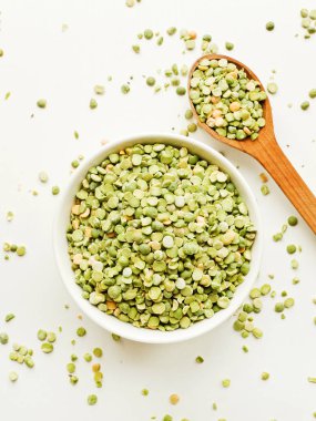 Kuru yeşil bezelye ile kase