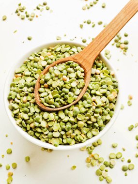 Kuru yeşil bezelye ile kase