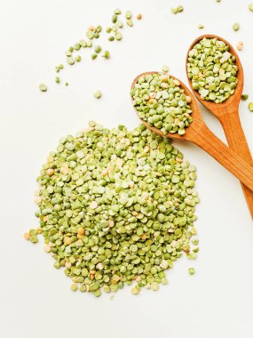 Kuru yeşil bezelye ile kase