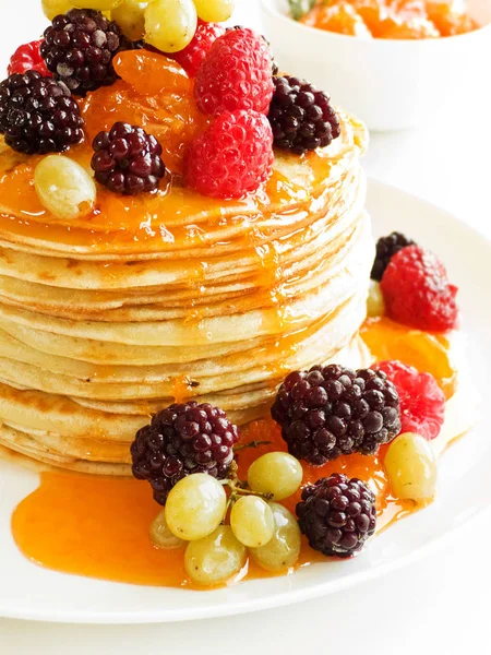 Pancakes with jam and berries — Stock Photo, Image