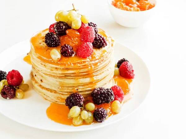 Pancakes with jam and berries — Stock Photo, Image