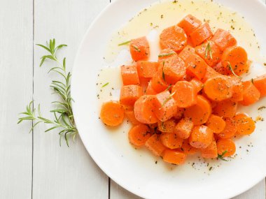 Sıcak havuç salatası