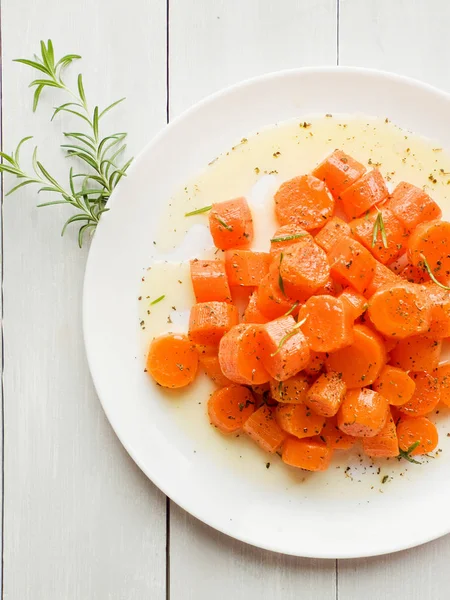 Теплый салат из моркови — стоковое фото