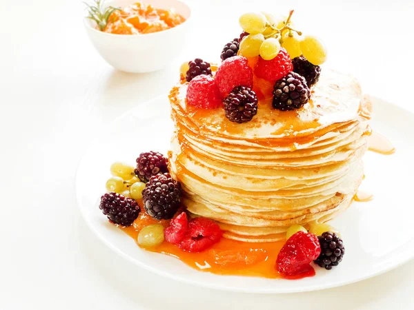 Pancakes with jam and berries — Stock Photo, Image