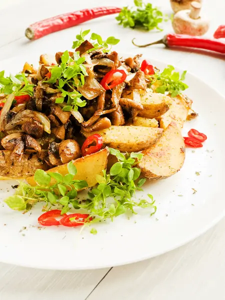 Aardappelen met champignons — Stockfoto